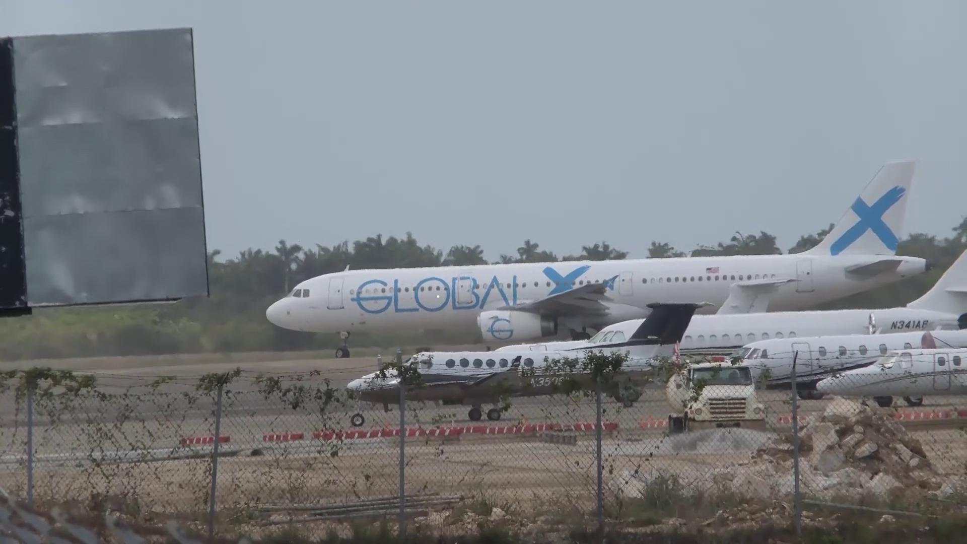 Belize Recibe a 21 Ciudadanos Deportados en el Primer Vuelo Chárter Masivo desde EE.UU.